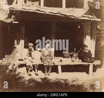 Teestube, Samarkand, zwischen 1905 und 1915. Männer, die draußen Tee trinken. Im Album: Views in Central Asia, Russian Empire, LOT 10338, No 138. Stockfoto