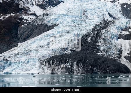 Der Tidewater-Gletscher spiegelt sich in den ruhigen Gewässern des College Fjord, Alaska, USA Stockfoto