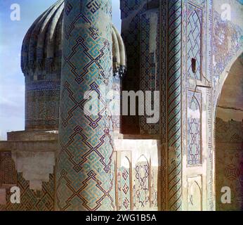 Blick auf Shir-dar Madrasah, zwischen 1905 und 1915. Madrasa (islamische Schule) aus dem 17. Jahrhundert in Samarkand, UNESCO-Weltkulturerbe in Usbekistan. Stockfoto