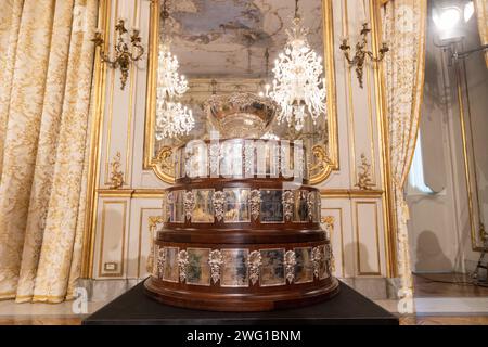 Rom, Italien. Februar 2024. Die Trophäe Davis Cup gewann italienische Tennisspieler 2023 (Credit Image: © Matteo Nardone/Pacific Press via ZUMA Press Wire) NUR REDAKTIONELLE VERWENDUNG! Nicht für kommerzielle ZWECKE! Stockfoto