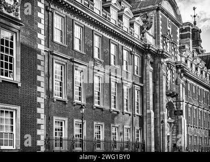 Eine Wintersonne fällt auf die Fassade eines edwardianischen Gebäudes aus rotem Backstein. Ursprünglich die Büros einer Eisenbahngesellschaft, heute aber ein Hotel. Stockfoto