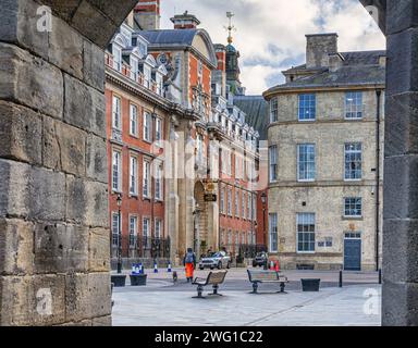 Das aufwendige edwardianische Backsteingebäude blickt durch einen Torbogen, der in eine historische Stadtmauer eingegliedert ist. Ursprünglich sind die Bahnbüros heute ein Hotel. Stockfoto