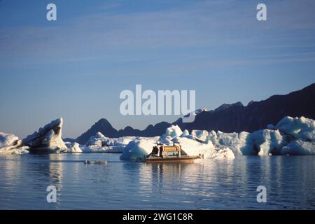 Seward Wassertaxi mit Touristen überprüfe riesige Eisberge im Bear Glacier Lake, Bear Glacier, Kenai Fjords National Park, südzentrales Alaska Stockfoto