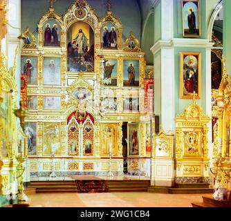 Ikonostase in der Sommerkathedrale [Leushinskii Kloster, Leushino, Russisches Reich], 1909. Im östlichen Christentum ist eine Ikonostase eine Mauer aus Ikonen und religiösen Gemälden, die das Kirchenschiff vom Heiligtum in einer Kirche trennt. Stockfoto