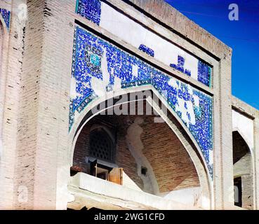 Oberhalb des Eingangs zur Gauk man Medrese [sic], Buchara, zwischen 1905 und 1915. Der Khoja-Gaukushan-Komplex umfasst eine Madrassa und eine Moschee. Es wurde 1570 während der Regierungszeit des usbekischen Khans Abdullah II. Erbaut Stockfoto