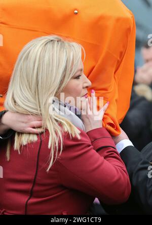 Aktenfoto vom 23. Mai 03/17 von Sinn Feins Michelle O’Neill trägt den Sarg während der Trauerprozession des ehemaligen stellvertretenden Ersten Ministers und Ex-Kommandanten der IRA Martin McGuinness vor seiner Beerdigung im St Columba's Church Long Tower in Londonderry. Michelle O'Neill wird die erste nationalistische Ministerin Nordirlands werden. Stockfoto