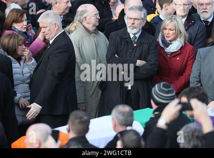 Dateifoto vom 23./03/17 von Sinn Feins Michelle O’Neill und Gerry Adams beobachten den Sarg des ehemaligen stellvertretenden Ersten Ministers und ehemaligen Kommandanten der IRA Martin McGuinness, als er die St Columba's Church Long Tower in Londonderry nach seiner Beerdigung verlässt. Michelle O'Neill wird die erste nationalistische Ministerin Nordirlands werden. Stockfoto