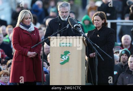 Aktenfoto vom 03/17 von (links nach rechts) Michelle O’Neill von Sinn Fein, Gerry Adams und Mary Lou McDonald sprechen auf dem Derry City Cemetery in Londonderry, nach der Beerdigung des ehemaligen stellvertretenden Ersten Ministers und ehemaligen Kommandanten der IRA Martin McGuinness. Michelle O'Neill wird die erste nationalistische Ministerin Nordirlands werden. Stockfoto