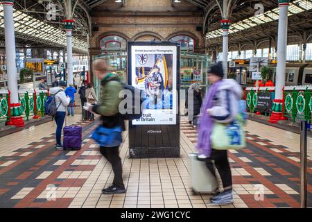 Porträt Großbritanniens, JCDecaux Banner, Business, Straßenmöbel, digitale Bildschirme, Grafiktafeln, Verkehrswerbung in Preston, Großbritannien Stockfoto