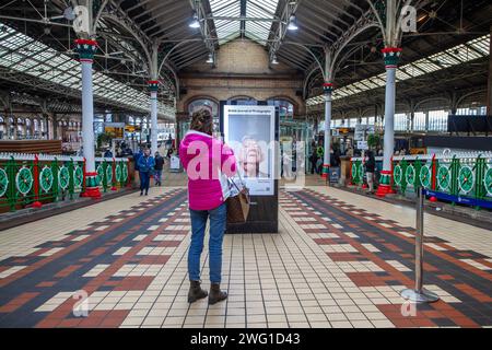 Porträt Großbritanniens, JCDecaux Banner, Business, Straßenmöbel, digitale Bildschirme, Grafiktafeln, Verkehrswerbung in Preston, Großbritannien Stockfoto