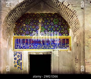 Eintritt in die Gur-Emir-Moschee, Samarkand, zwischen 1905 und 1915. Der Gur-i Amir oder Guri Amir ist ein Mausoleum des turkomongolischen Eroberers Timur (auch bekannt als Tamerlane) in Samarkand, Usbekistan. Stockfoto