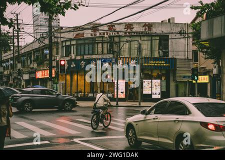 Kreuzung in Shanghai, China, im Hintergrund mit chinesischen Signalen Stockfoto
