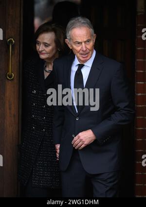 London, Großbritannien. Februar 2024. Tony Blair und Cherie Blair bei der Beerdigung von Derek Draper, Ehemann von Kate Garraway, Kirche St. Maria der Jungfrau, Primrose Hill. Quelle: Doug Peters/EMPICS/Alamy Live News Stockfoto