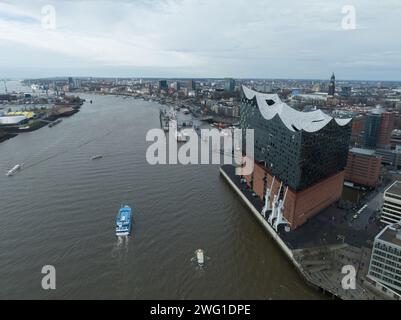 Gebäudeausbau der Elbphilharmonie eines Konzerthauses in Hamburg. Wahrzeichen in der Skyline der Stadt. Vogelauge-Luftdrohne Stockfoto