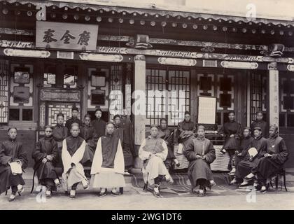 Chinesische Händler in Maimachen, 1900. Aus einer Sammlung von 71 Objekten (Fotografien und negative auf Glas), die im späten 19. Und frühen 20. Jahrhundert von dem berühmten revolutionär-populistischen und sozialen und politischen Aktivisten N.A. Charushin (1851–1937) und von N. Petrov hergestellt wurden. Charushin verbüßte 1878 eine Zwangsarbeitsstrafe im transbaikalen Territorium. Die Materialien in der Sammlung veranschaulichen Aspekte der transbaikalen Geschichte in dieser Zeit, mit einem besonderen Schwerpunkt auf dem Teehandel mit China, das zu dieser Zeit einer der wichtigsten Wirtschaftszweige der Region war. Die Fotos sh Stockfoto