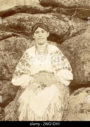 Chochhlushka, 1909. Dieses Bild stammt von TiPY kazakow: Sibirskie kazaki na sluzhbe i doma (Kosakentypen: Sibirische Kosaken im Dienst und zu Hause), eines von drei Alben, die die Gebiete, Kultur und Lebensweise der Kosaken darstellen, die in den Steppenregionen Westsibiriens und des heutigen Kasachstans leben. Diese Alben wurden für die erste westsibirische Landwirtschafts-, Forst- und kommerziell-industrielle Ausstellung 1911 in Omsk erstellt und ausgestellt. Die Alben waren Teil einer Sammlung von Fotografien, die zwischen 1891 und 1918 vom Museum der Westsibirischen Zweigstelle der Imperia zusammengestellt wurden Stockfoto