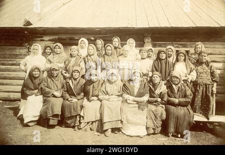 Kosaken - Frauen, 1909. Dieses Bild stammt von TiPY kazakow: Sibirskie kazaki na sluzhbe i doma (Kosakentypen: Sibirische Kosaken im Dienst und zu Hause), eines von drei Alben, die die Gebiete, Kultur und Lebensweise der Kosaken darstellen, die in den Steppenregionen Westsibiriens und des heutigen Kasachstans leben. Diese Alben wurden für die erste westsibirische Landwirtschafts-, Forst- und kommerziell-industrielle Ausstellung 1911 in Omsk erstellt und ausgestellt. Die Alben waren Teil einer Sammlung von Fotografien, die zwischen 1891 und 1918 vom Museum der Westsibirischen Niederlassung der im zusammengestellt wurden Stockfoto