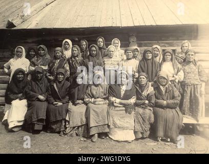 Kosakenfrauen sind Frauen, 1909. Dieses Bild stammt von TiPY kazakow: Sibirskie kazaki na sluzhbe i doma (Kosakentypen: Sibirische Kosaken im Dienst und zu Hause), eines von drei Alben, die die Gebiete, Kultur und Lebensweise der Kosaken darstellen, die in den Steppenregionen Westsibiriens und des heutigen Kasachstans leben. Diese Alben wurden für die erste westsibirische Landwirtschafts-, Forst- und kommerziell-industrielle Ausstellung 1911 in Omsk erstellt und ausgestellt. Die Alben waren Teil einer Sammlung von Fotografien, die zwischen 1891 und 1918 vom Museum der Westsibirischen Niederlassung des Museums zusammengestellt wurden Stockfoto