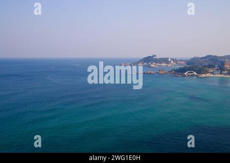 Samcheok City, Südkorea - 28. Dezember 2023: Ein Luftbild fängt das weite Blau der Ostsee ein, mit dem der Hafen von Jangho und der Strand von Yonghwa sichtbar sind Stockfoto