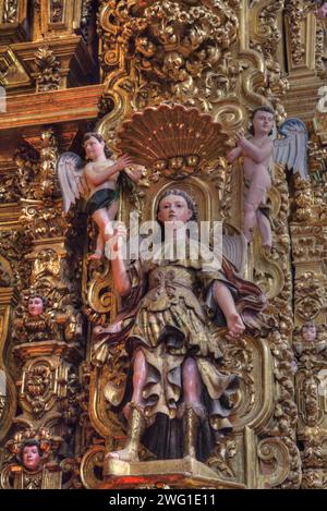 Polychrome Figuren, Apsis, Innenraum, Basilika unserer Lieben Frau von Ocotlan, Tlaxcala City, Tlaxcal State, Mexiko Stockfoto