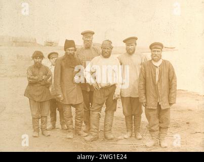 Fischer auf dem Zaisan-See, 1909. Dieses Bild stammt von Vidy territorii Sibirskogo kazach'Ego voiska (Ansichten des Territoriums der sibirischen Kosaken), einem von drei Alben, die das Territorium, die Kultur und die Lebensweise der Kosaken darstellen, die in den Steppenregionen Westsibiriens und des heutigen Kasachstans leben. Diese Alben wurden für die erste westsibirische Landwirtschafts-, Forst- und kommerziell-industrielle Ausstellung 1911 in Omsk erstellt und ausgestellt. Die Alben waren Teil einer Sammlung von Fotografien, die zwischen 1891 und 1918 vom Museum der Westsibirischen Niederlassung der zusammengestellt wurden Stockfoto