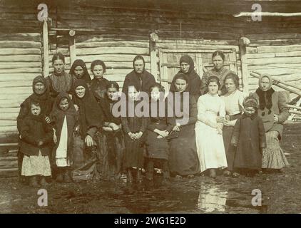 Kosakenfrauen aus dem Dorf Presnogor'kowsk, 1909. Dieses Bild stammt von TiPY kazakow: Sibirskie kazaki na sluzhbe i doma (Kosakentypen: Sibirische Kosaken im Dienst und zu Hause), eines von drei Alben, die die Gebiete, Kultur und Lebensweise der Kosaken darstellen, die in den Steppenregionen Westsibiriens und des heutigen Kasachstans leben. Diese Alben wurden für die erste westsibirische Landwirtschafts-, Forst- und kommerziell-industrielle Ausstellung 1911 in Omsk erstellt und ausgestellt. Die Alben waren Teil einer Sammlung von Fotografien, die zwischen 1891 und 1918 vom Museum der West S zusammengestellt wurden Stockfoto