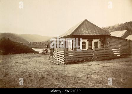 Tannenhaus im Dorf Beloretsky, 1909. Dieses Bild stammt von Vidy territorii Sibirskogo kazach'Ego voiska (Ansichten des Territoriums der sibirischen Kosaken), einem von drei Alben, die das Territorium, die Kultur und die Lebensweise der Kosaken darstellen, die in den Steppenregionen Westsibiriens und des heutigen Kasachstans leben. Diese Alben wurden für die erste westsibirische Landwirtschafts-, Forst- und kommerziell-industrielle Ausstellung 1911 in Omsk erstellt und ausgestellt. Die Alben waren Teil einer Sammlung von Fotografien, die zwischen 1891 und 1918 vom Museum der Westsibirischen Bra zusammengestellt wurden Stockfoto