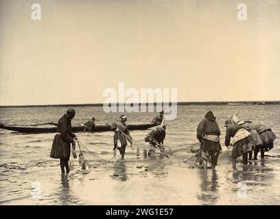 Ein Sweep-Net herausziehen: Angeln am Zaisan-See, 1909. Dieses Bild stammt von Vidy territorii Sibirskogo kazach'Ego voiska (Ansichten des Territoriums der sibirischen Kosaken), einem von drei Alben, die das Territorium, die Kultur und die Lebensweise der Kosaken darstellen, die in den Steppenregionen Westsibiriens und des heutigen Kasachstans leben. Diese Alben wurden für die erste westsibirische Landwirtschafts-, Forst- und kommerziell-industrielle Ausstellung 1911 in Omsk erstellt und ausgestellt. Die Alben waren Teil einer Sammlung von Fotografien, die zwischen 1891 und 1918 vom Museum des West Si zusammengestellt wurden Stockfoto