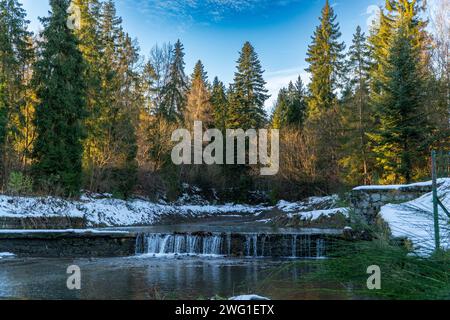 Ein Wasserfall in der Nähe des Gipfels des Lubon Wielki in Polen im Winter. Stockfoto