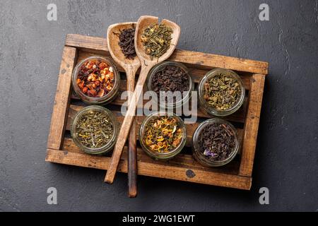 Teezeitsortiment: Verschiedene trockene Teeblätter. Flache Lagen Stockfoto