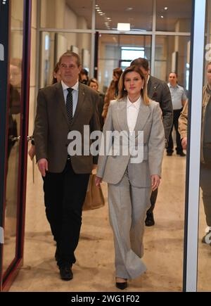 Berlin, Deutschland. Februar 2024. Olena Selenska, Ehefrau des ukrainischen Staatspräsidenten, kommt anlässlich der deutsch-ukrainischen Gesundheitskonferenz in Berlin zu einem Gespräch mit Bundestagspräsident Bas im Reichstagsgebäude. Ann-Marie Utz/dpa/Alamy Live News Stockfoto