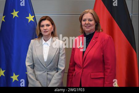 Berlin, Deutschland. Februar 2024. Bundestagspräsident Bärbel Bas (r) empfängt Olena Selenska, Ehefrau des ukrainischen Präsidenten, zu Gesprächen im Reichstagsgebäude anlässlich der deutsch-ukrainischen Gesundheitskonferenz in Berlin. Ann-Marie Utz/dpa/Alamy Live News Stockfoto