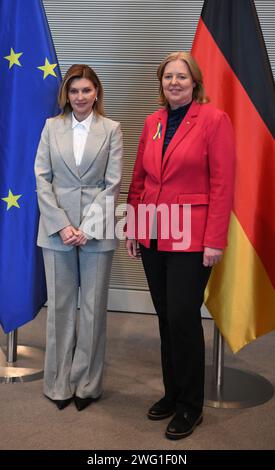 Berlin, Deutschland. Februar 2024. Bundestagspräsident Bärbel Bas (r) empfängt Olena Selenska, Ehefrau des ukrainischen Präsidenten, zu Gesprächen im Reichstagsgebäude anlässlich der deutsch-ukrainischen Gesundheitskonferenz in Berlin. Ann-Marie Utz/dpa/Alamy Live News Stockfoto