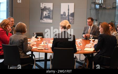 Berlin, Deutschland. Februar 2024. Bundestagspräsident Bärbel Bas (l) spricht anlässlich der deutsch-ukrainischen Gesundheitskonferenz in Berlin mit Olena Selenska (r), Ehefrau des ukrainischen Präsidenten, im Reichstagsgebäude. Ann-Marie Utz/dpa/Alamy Live News Stockfoto