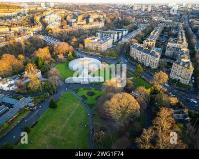 Golden Hour über Glasgow Botanic Gardens: Luftblick mit Kibble Palace Stockfoto