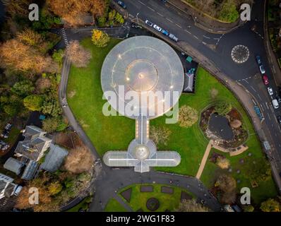 Das Glasdach des Kibble Palace und die Umgebung aus der Vogelperspektive, Glasgow Botanic Gardens Stockfoto