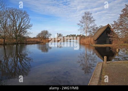 Ein Blick auf den Fluss Ant an einem sonnigen Wintertag im How Hill on the Norfolk Broads in Ludham, Norfolk, England, Großbritannien. Stockfoto