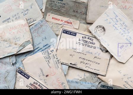 Luftpostbriefe aus dem 2. Weltkrieg per Maritime Post von einem Wren an einen RAF-Gentleman mit Postmarken, Zensur etc. In schwierigen Zeiten in Kontakt bleiben. Stockfoto