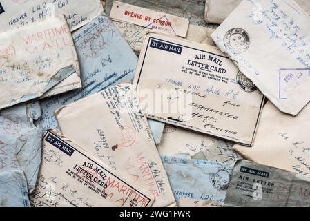 Luftpostbriefe aus dem 2. Weltkrieg per Maritime Post von einem Wren an einen RAF-Gentleman mit Postmarken, Zensur etc. In schwierigen Zeiten in Kontakt bleiben. Stockfoto