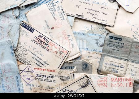 Luftpostbriefe aus dem 2. Weltkrieg per Maritime Post von einem Wren an einen RAF-Gentleman mit Postmarken, Zensur etc. In schwierigen Zeiten in Kontakt bleiben. Stockfoto