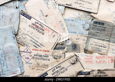 Luftpostbriefe aus dem 2. Weltkrieg per Maritime Post von einem Wren an einen RAF-Gentleman mit Postmarken, Zensur etc. In schwierigen Zeiten in Kontakt bleiben. Stockfoto