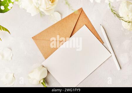 Basteln Sie einen pastellfarbenen Papierumschlag für Grüße, Einladungen, Postkarten, Text zwischen weißen Blumen. Kopierbereich Stockfoto