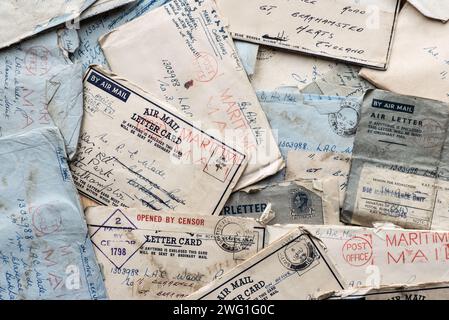 Luftpostbriefe aus dem 2. Weltkrieg per Maritime Post von einem Wren an einen RAF-Gentleman mit Postmarken, Zensur etc. In schwierigen Zeiten in Kontakt bleiben. Stockfoto