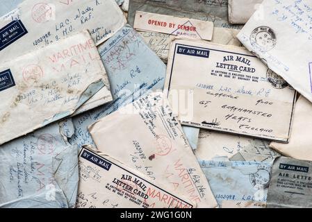 Luftpostbriefe aus dem 2. Weltkrieg per Maritime Post von einem Wren an einen RAF-Gentleman mit Postmarken, Zensur etc. In schwierigen Zeiten in Kontakt bleiben. Stockfoto