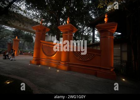 Dhaka, Bangladesch - 01. Februar 2024: Das Dhaka Gate befindet sich in der Gegend der Universität von Dhaka. Das im 17. Jahrhundert erbaute Dhaka-Tor hat seine verlorene Fo wiedererlangt Stockfoto