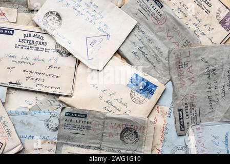 Luftpostbriefe aus dem 2. Weltkrieg per Maritime Post von einem Wren an einen RAF-Gentleman mit Postmarken, Zensur etc. In schwierigen Zeiten in Kontakt bleiben. Stockfoto