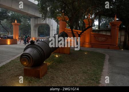 Dhaka, Bangladesch - 01. Februar 2024: Das Dhaka Gate befindet sich in der Gegend der Universität von Dhaka. Das im 17. Jahrhundert erbaute Dhaka-Tor hat seine verlorene Fo wiedererlangt Stockfoto