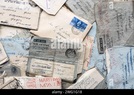 Luftpostbriefe aus dem 2. Weltkrieg per Maritime Post von einem Wren an einen RAF-Gentleman mit Postmarken, Zensur etc. In schwierigen Zeiten in Kontakt bleiben. Stockfoto