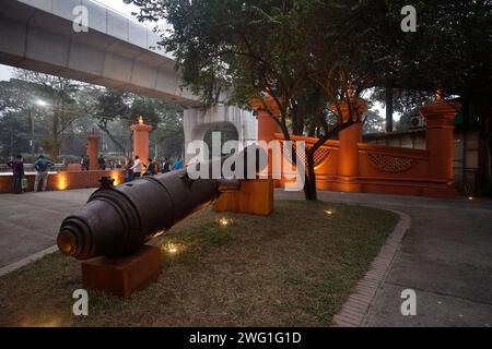 Dhaka, Bangladesch - 01. Februar 2024: Das Dhaka Gate befindet sich in der Gegend der Universität von Dhaka. Das im 17. Jahrhundert erbaute Dhaka-Tor hat seine verlorene Fo wiedererlangt Stockfoto