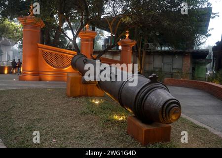 Dhaka, Bangladesch - 01. Februar 2024: Das Dhaka Gate befindet sich in der Gegend der Universität von Dhaka. Das im 17. Jahrhundert erbaute Dhaka-Tor hat seine verlorene Fo wiedererlangt Stockfoto